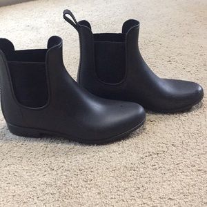 Black ankle rain boots